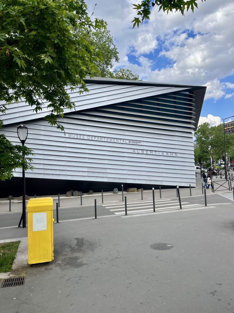 The modern exterior of the Musée départemental Albert-Kahn in Boulogne-Billancourt, showing the contemporary wooden and glass architecture designed by Kengo Kuma.