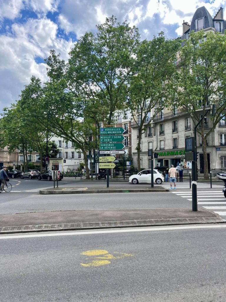 A sign with road instructions and a local map located at the exit of the Boulogne - Pont de Saint-Cloud metro station, next to Musée Albert-Kahn.